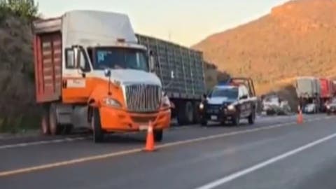 ¡Terrible accidente en la Siglo XXI! Chofer dormido provoca choque; mamá e hijo heridos