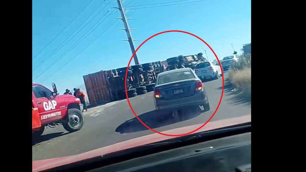 ¡Precaución! Tráiler volcado en el Periférico rumbo a CDMX causa caos vial