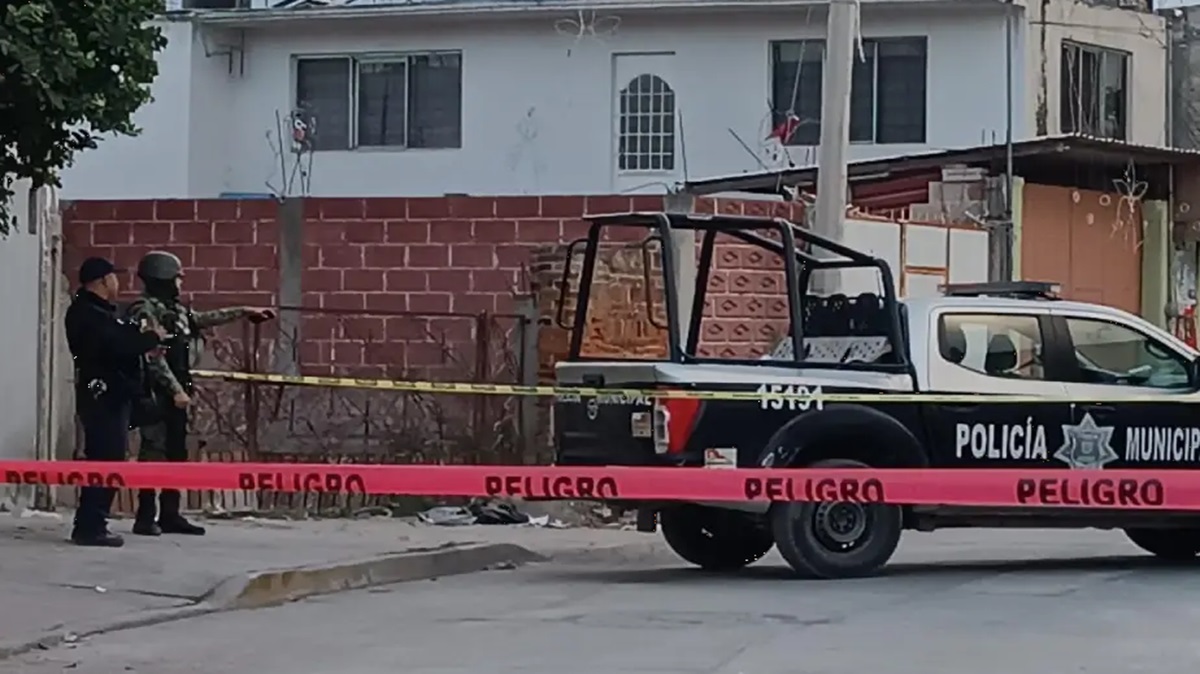 Lunes ROJO en Puebla: Motosicarios acribillan a un joven de 23 años en San Juan Tuxco.