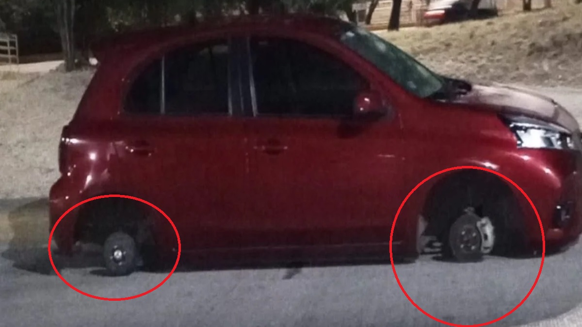 ¡Inseguridad en Puebla! Desvalijan auto y lo dejan sobre tabiques en plena Vía Atlixcáyotl. ¿Quién sigue?
