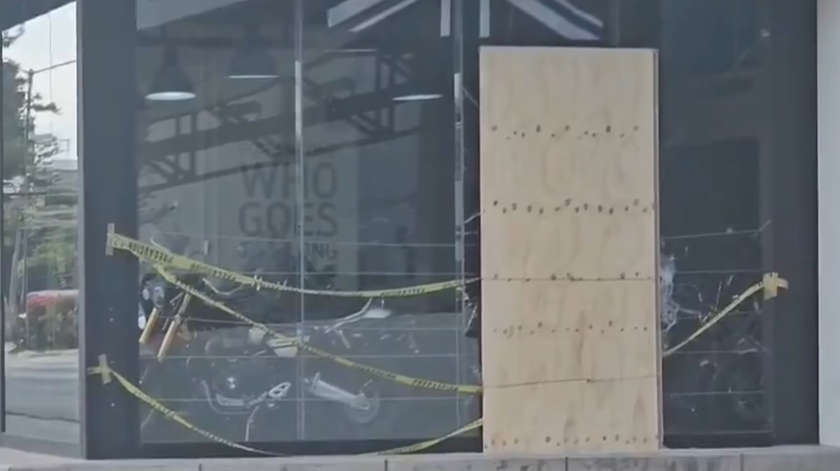 Cristalazo en TRIUMPH Puebla: Ladrones irrumpen frente a Las Ánimas y roban equipo de seguridad. ¿Qué pasa con la seguridad en la capital?