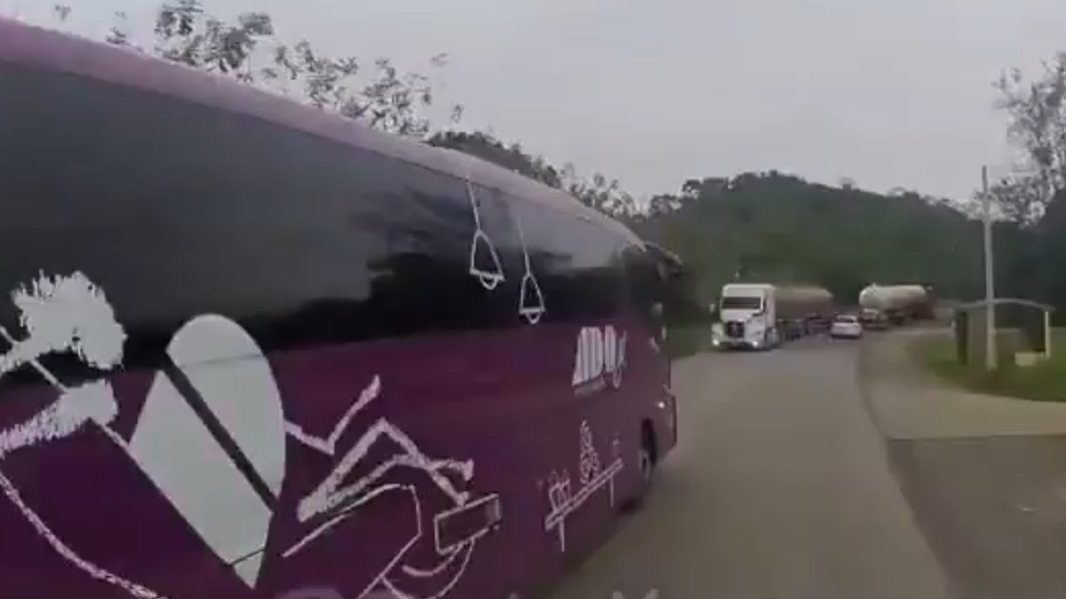 ADO imprudente: Captan a autobús rebasando en curva de Tihuatlán; ¿quién supervisa esto?