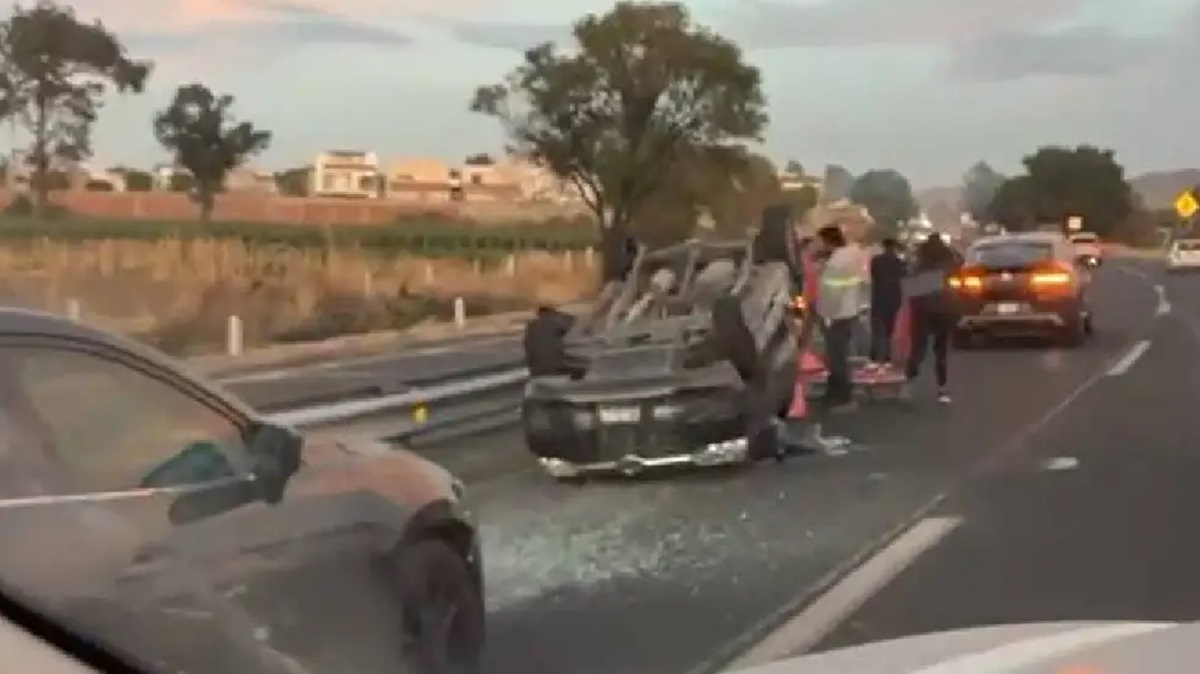 Taxi pirata vuelca en la Vía Atlixcayotl, Atlixco; dos lesionados reportados