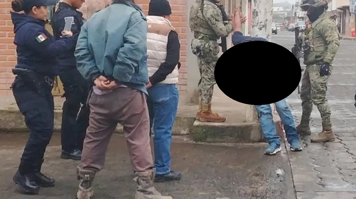 Justicieros en Huauchinango amarran a presunto ladrón a un poste; lo entregan a la policía