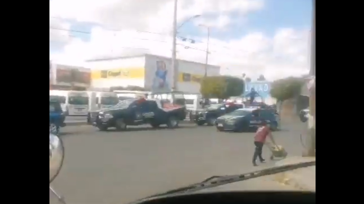 VIDEO Enfrentamiento entre choferes en Puebla: Violencia y caos en Balcones del Sur