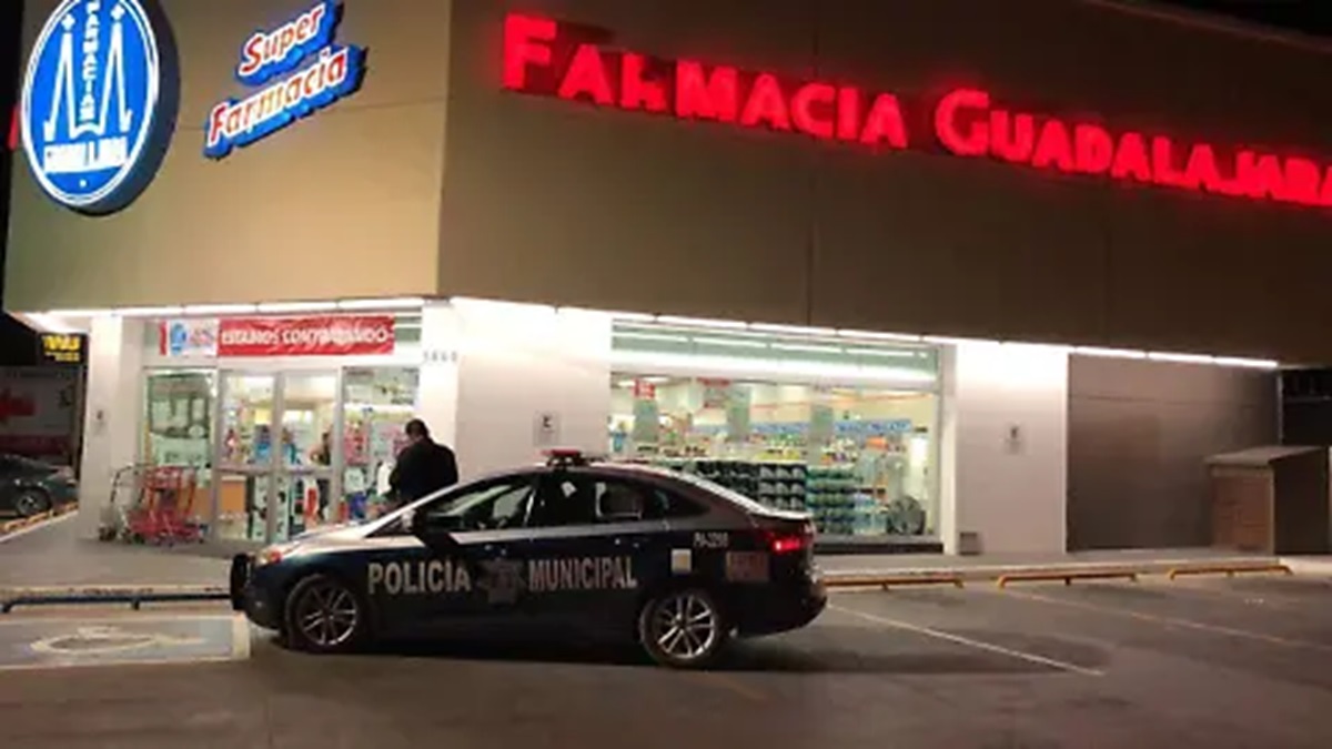 Atraco en Farmacia Guadalajara de Huexotitla: Ladrón armado huye con 9 mil pesos