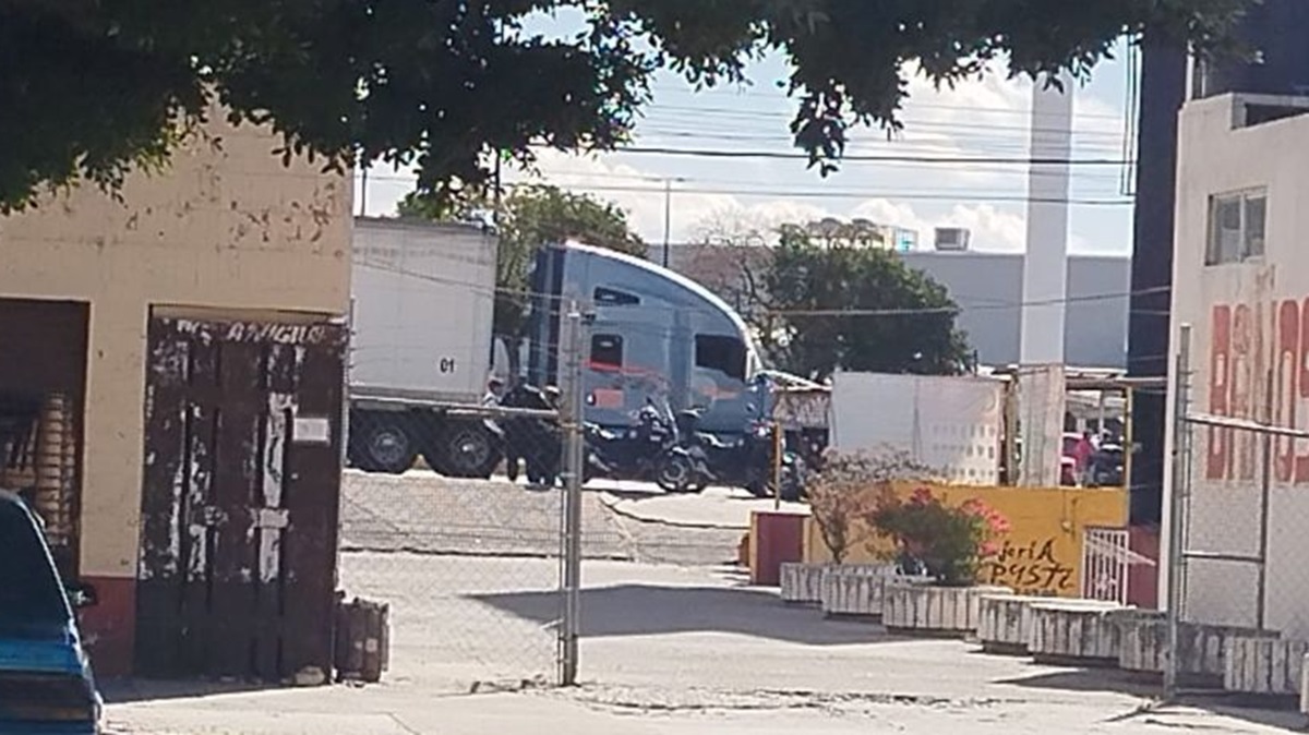 ¡Terror en Calzada Zaragoza! Trailero y acompañante secuestrados durante asalto