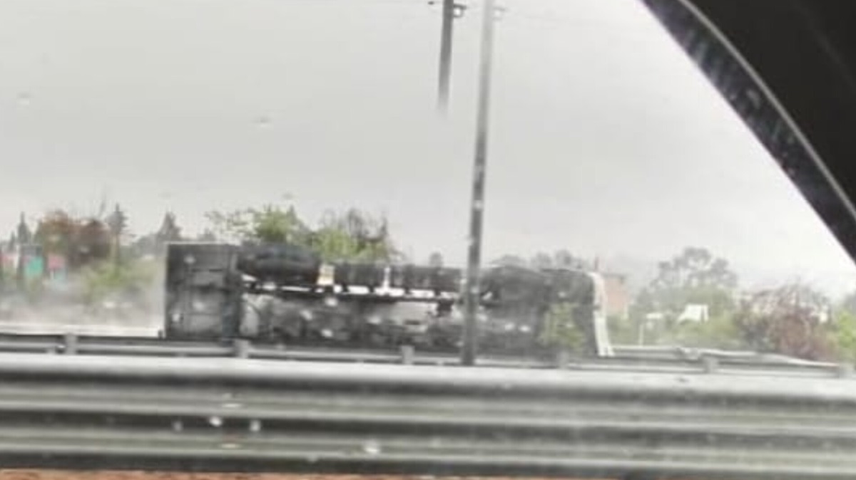 ¡Caos vial en el Periférico! Volcadura de camión genera caos y paraliza el transito