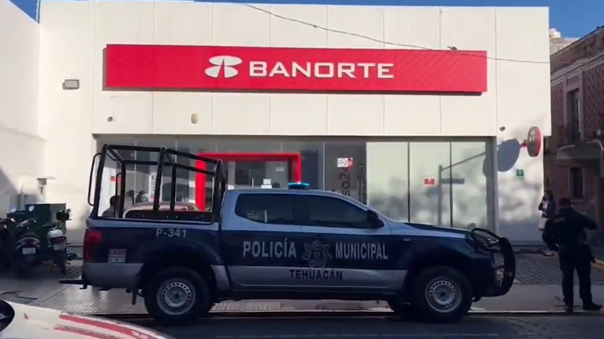 Violento asalto en Banorte de Tehuacán: cuentahabiente herido tras brutal ataque