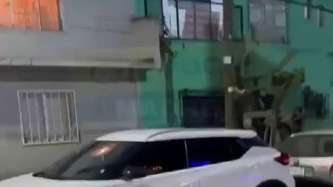 Indignante! Captan a hombre golpeando a su hijo   con el cinturón y gritando insultos