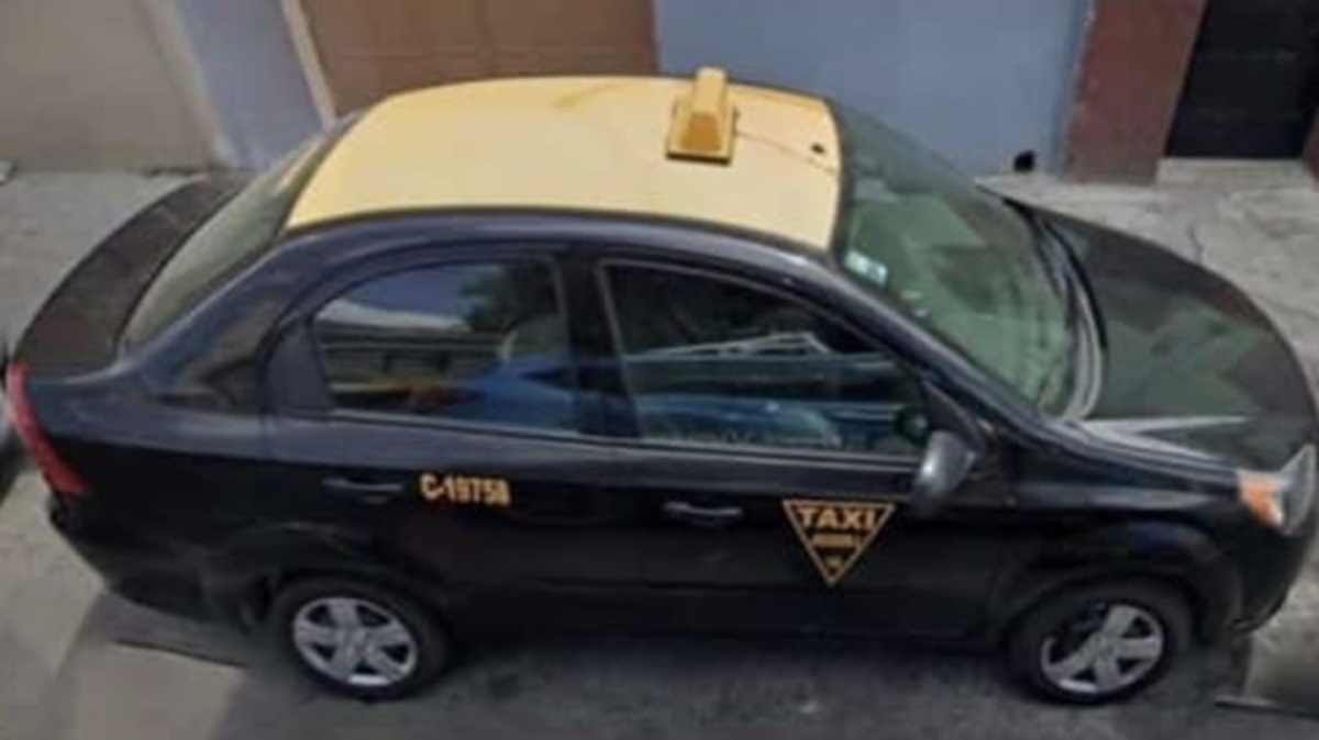 ¡Indignante! Cuatro sujetos asaltan brutalmente a un hombre de la tercera edad para robarle su taxi en Puebla; lo lesionaron y lucha por su vida