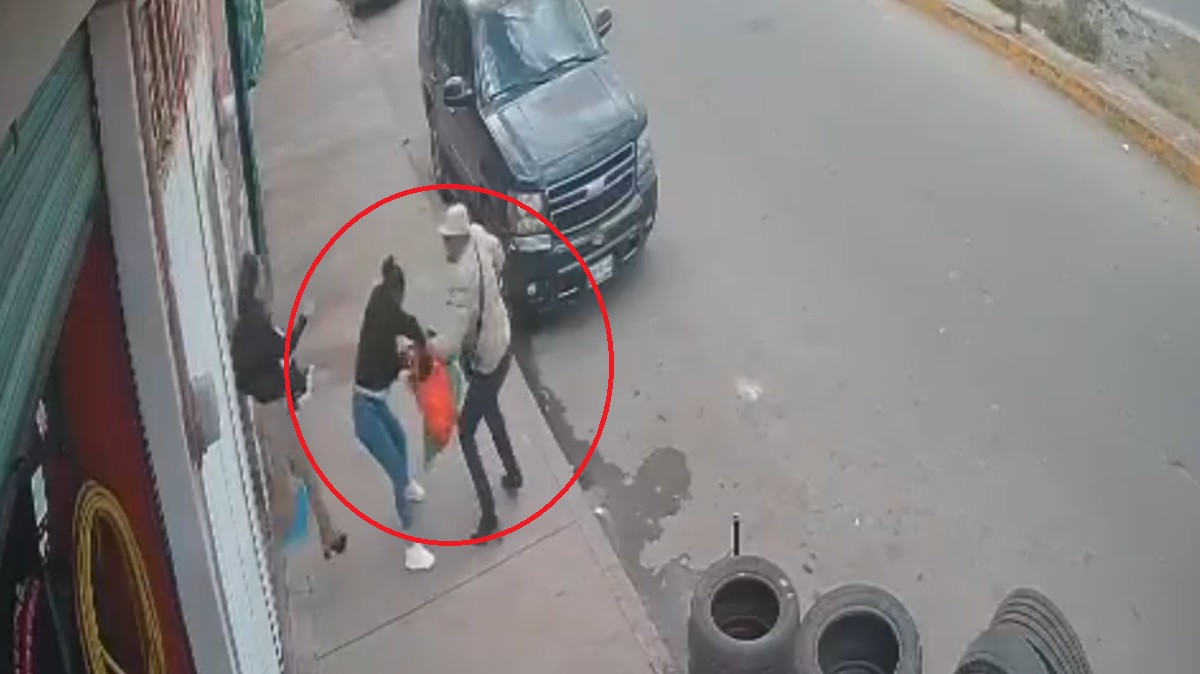VIDEO Violento intento de asalto a mujer tras salir de un banco en Puebla