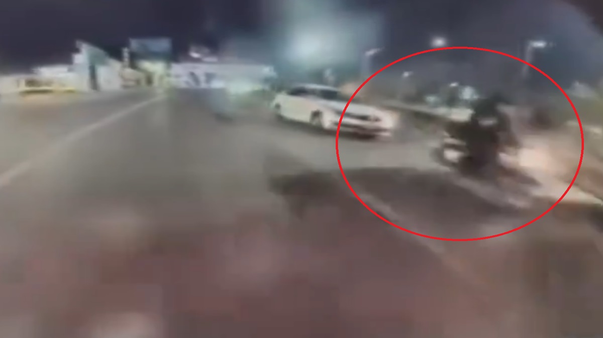 Brutal accidente: Montachoques arrolla a motociclista en la vía Atlixcáyotl y huye del lugar