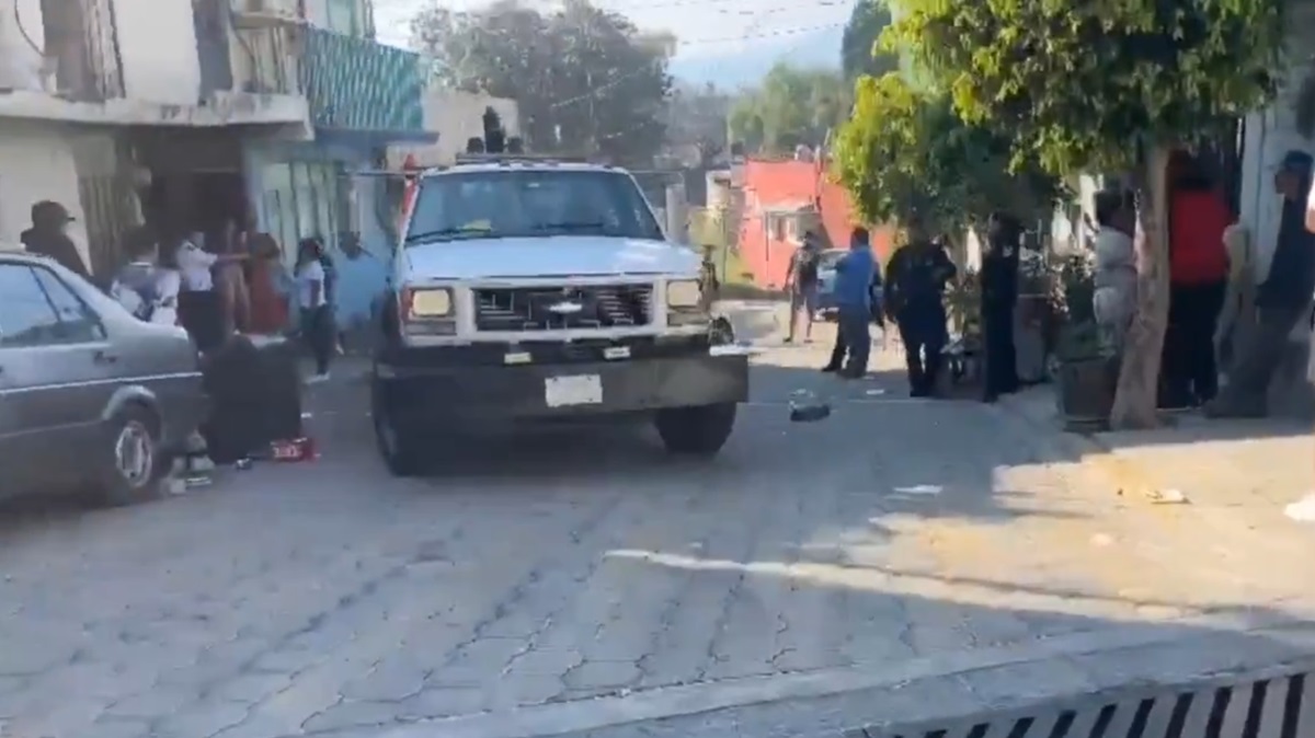 Poblano ebrio atropella a dos personas que bebían en la vía pública: Riña y caos en calles de Atlixco (VIDEO)