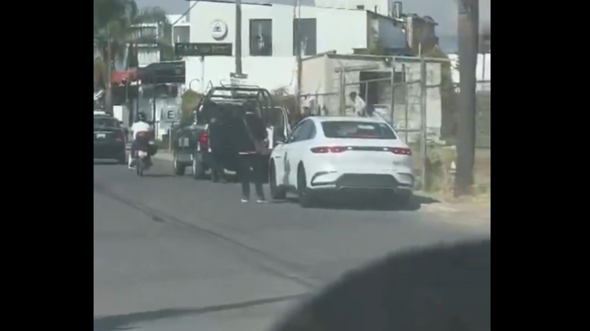 Balacera en Cholula: Policía frustra asalto en pleno centro y captura a dos delincuentes (VIDEO)