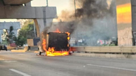 Camioneta arde en llamas sobre la autopista México-Puebla