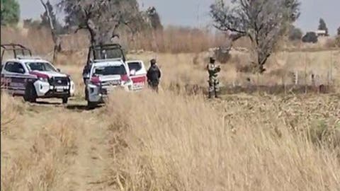 Macabro hallazgo en Puebla: Abandonan cadáver con mensaje amenazante y placas de vehículo en campos de cultivo