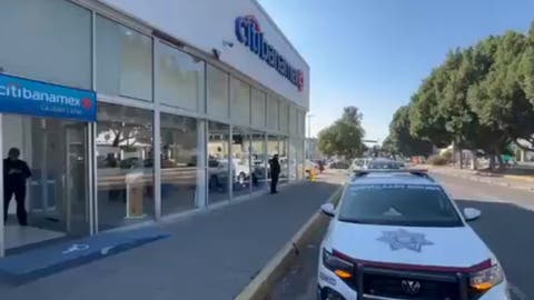 Ladrón solitario asalta sucursal de Banamex en Bulevar 5 de Mayo: encañona a cajera y huye caminando