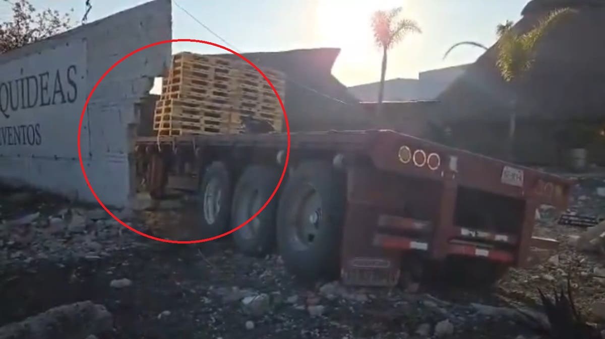 VIDEO: Tractocamión se Estrella en Restaurante en la Autopista Vía Atlixcáyotl, el chofer se quedó dormido