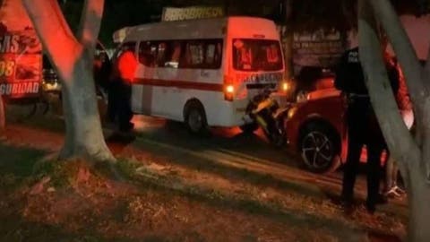 ¡Por poco una tragedia! Motociclista se salva de quedar prensado en choque múltiple en Puebla