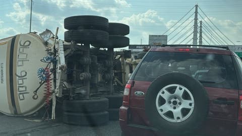 ¡Caos en la federal a Atlixco! Pipa volcada desquicia el tráfico por horas