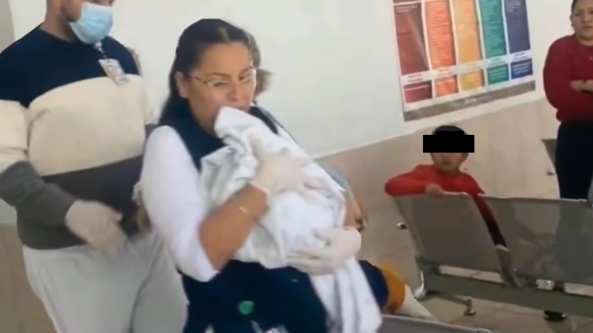¡Indignante! IMSS deja a joven de 15 años dar a luz en el baño por no tener cartilla vigente