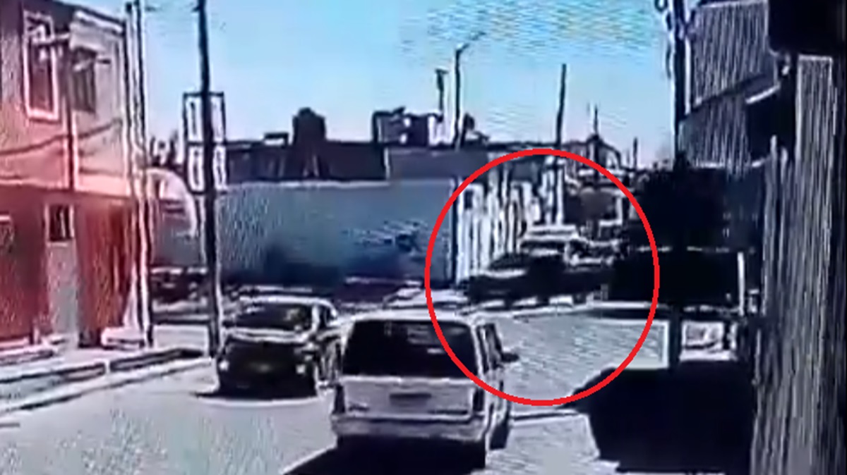 FUERTE VIDEO Camioneta intenta ganarle el paso al tren y termina embestida en Puebla; un herido grave