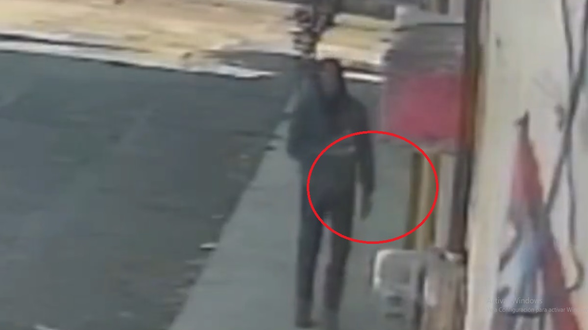 Alerta: Captan a Sujeto Encapuchado Rociando Líquido en Puertas en zona del Centro Escolar Niños Héroes de Chapultepec