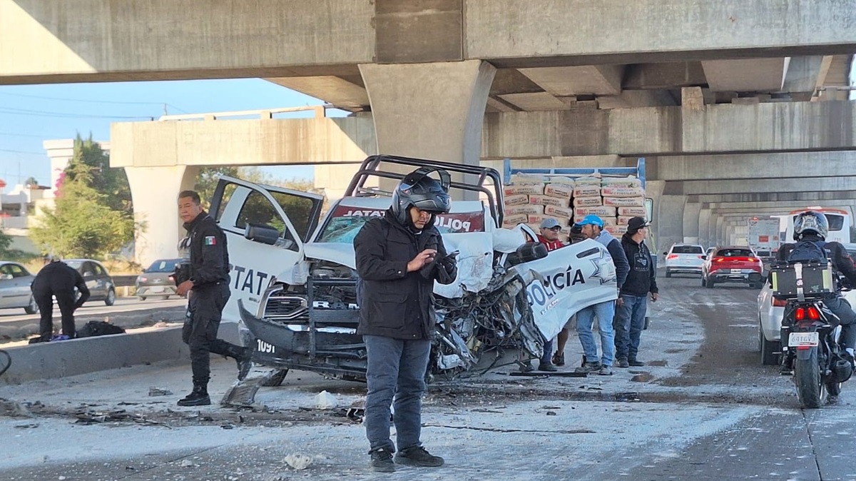 Caos en la México-Puebla: Patrulla destrozada tras choque con camión; se reporta un policía herido.