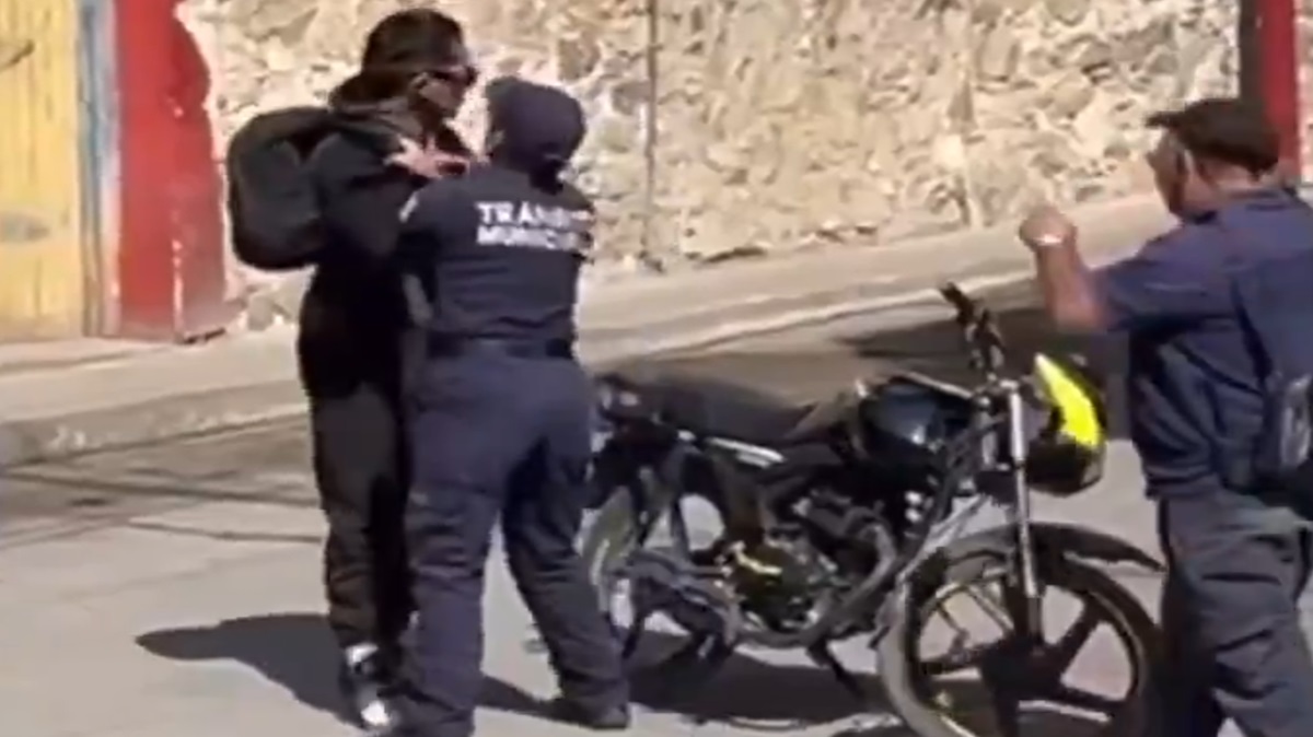 VIDEO Motociclista agrede a agente vial en Tetela de Ocampo y amenaza con golpearlo