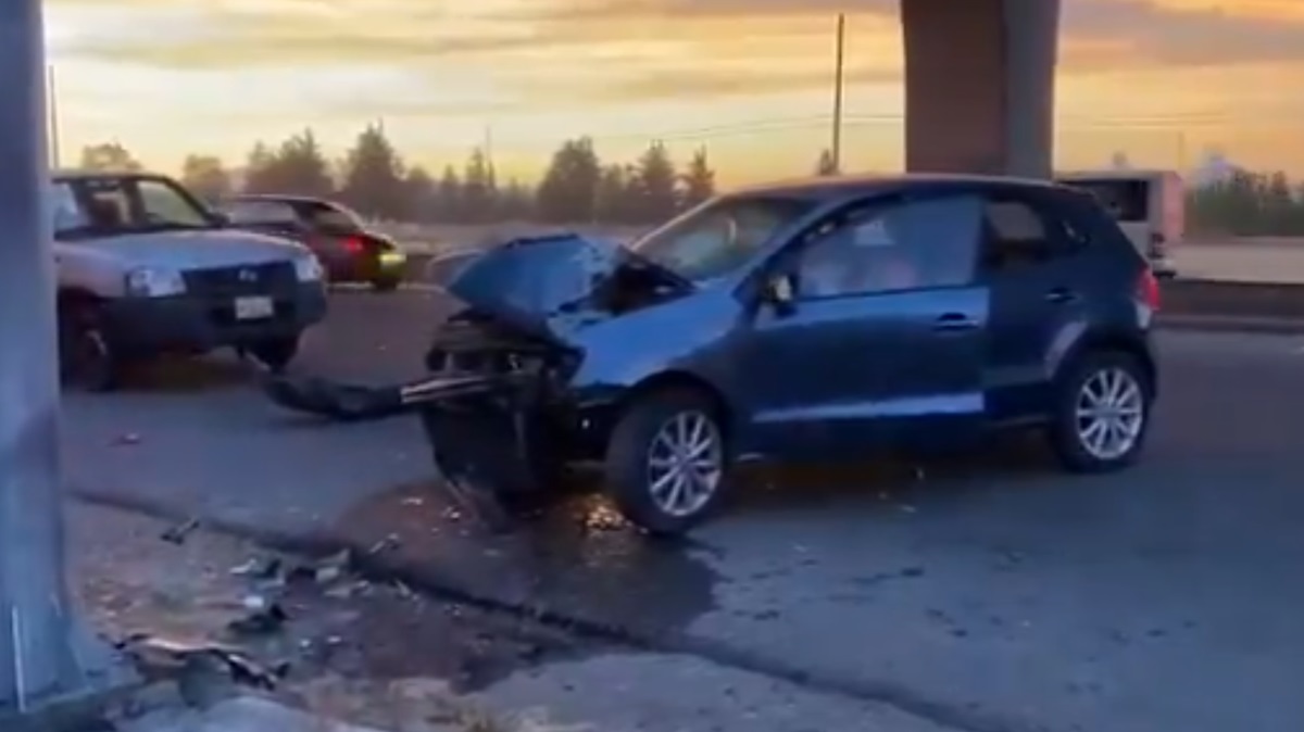 Poblana destroza su Auto contra un poste en la autopista México-Puebla; termina en el hospital