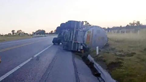 Supercarretera Amozoc-Perote cerrada por volcadura de pipa: más de 10 horas de caos