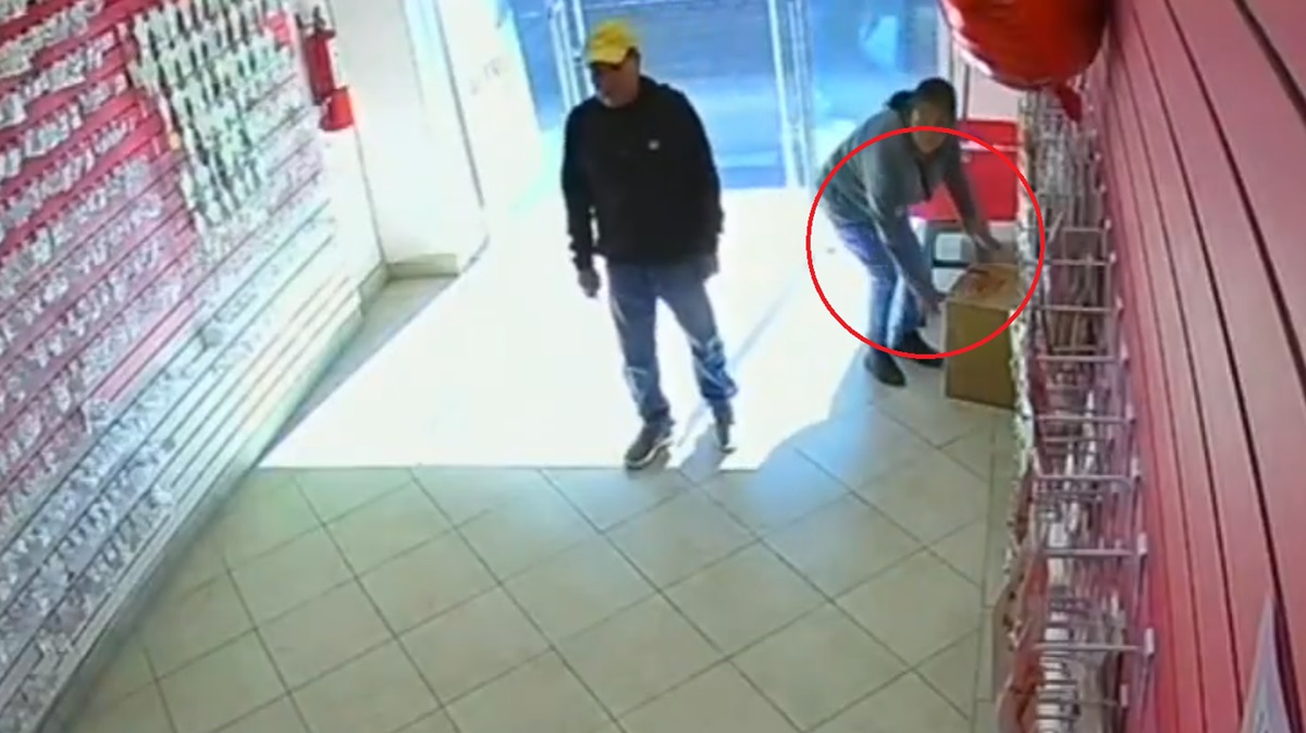 Cámaras Captan Asalto: Banda de Tres Personas Roba Local en Puebla