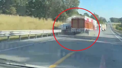 Fuerte VIDEO: Brutal choque entre tráileres paraliza la súper carretera Amozoc-Perote