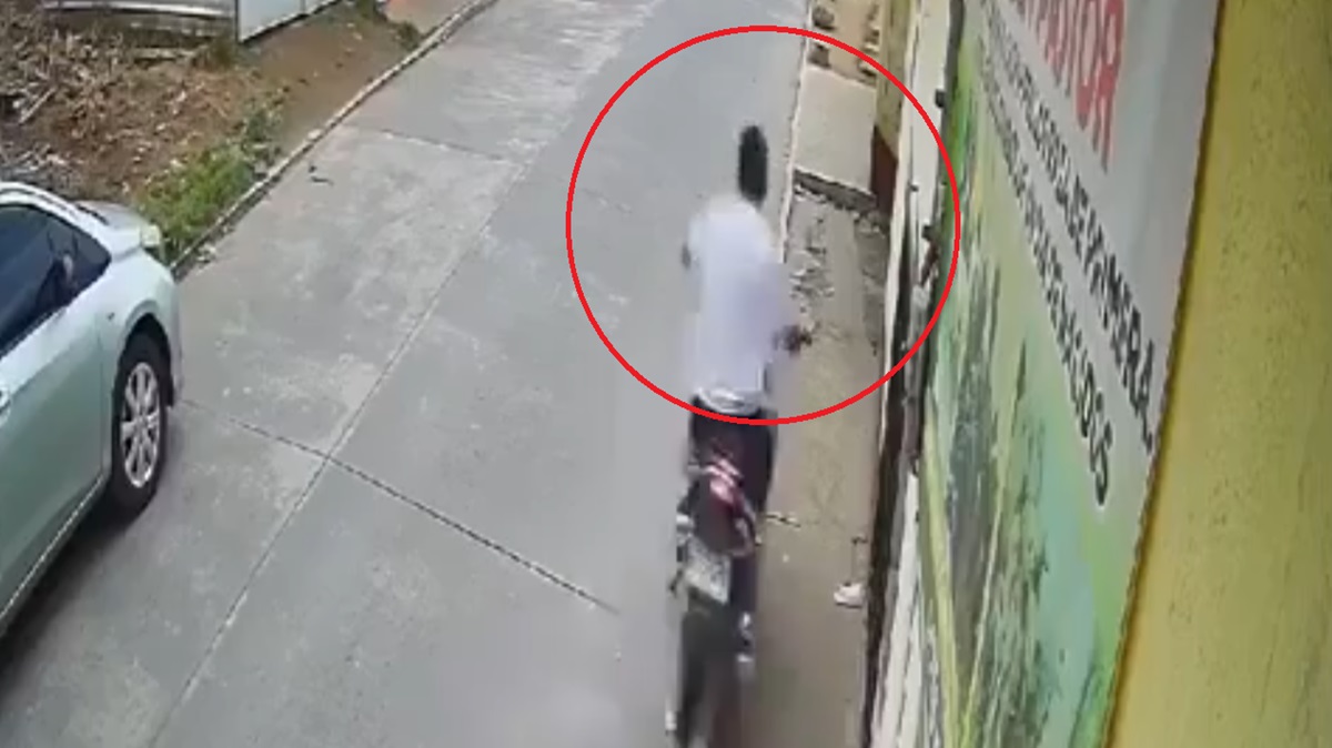 FUERTE VIDEO Motociclista pierde la vida al chocar contra banqueta