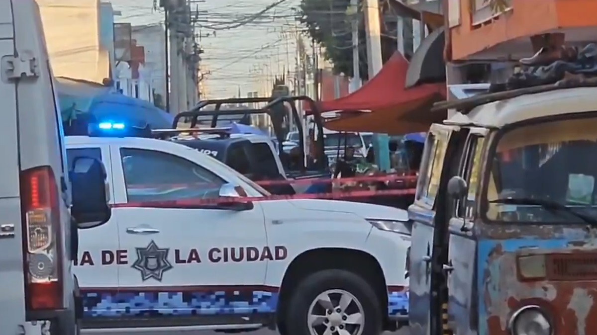 Violencia en Loma Bella: Sujetos armados abaten a un presunto cobrador de piso en un tianguis. Una niña de 12 años sobrevivió de milagro