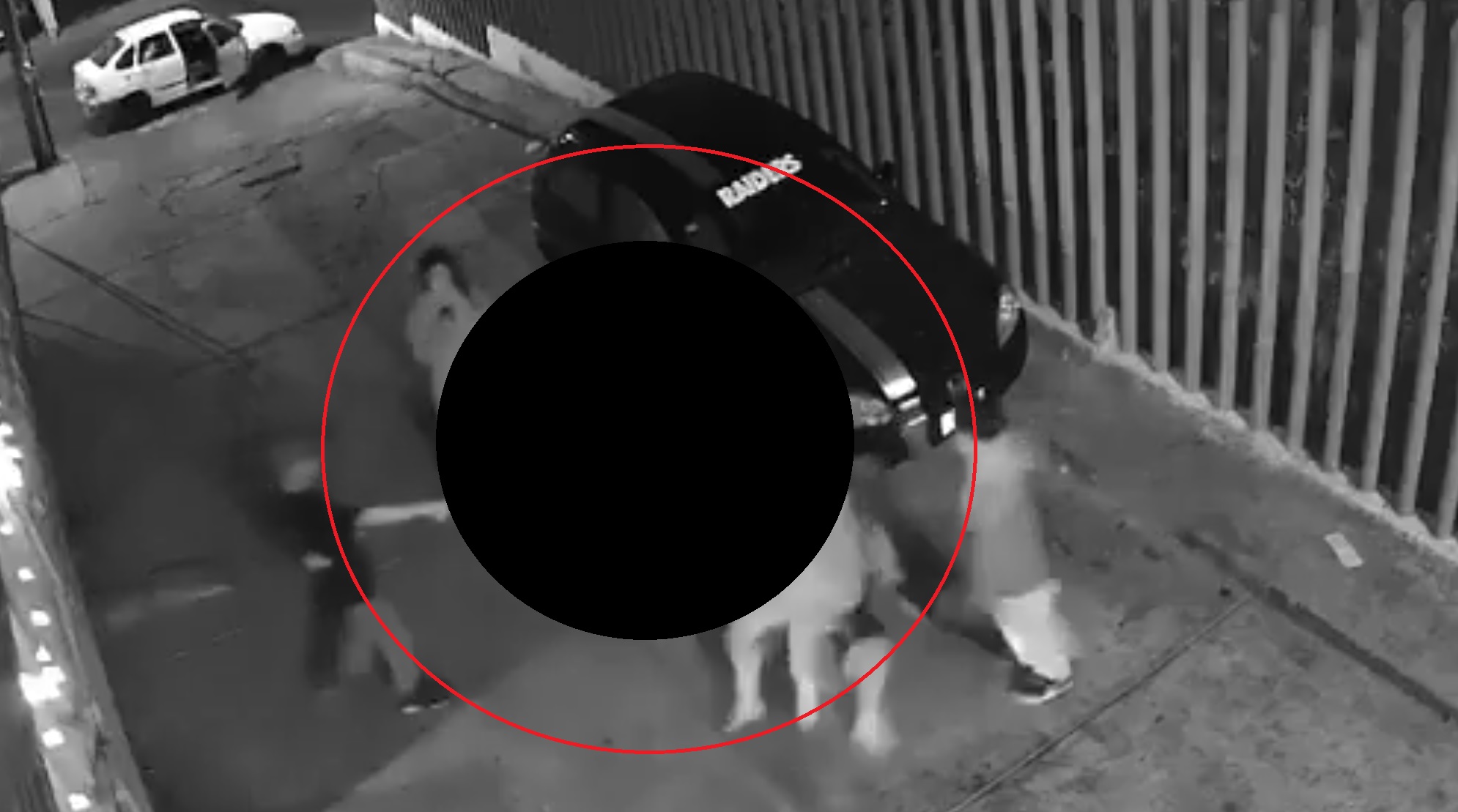 FUERTE VIDEO Mujer es brutalmente agredida por su expareja y cómplices; policías no intervinieron