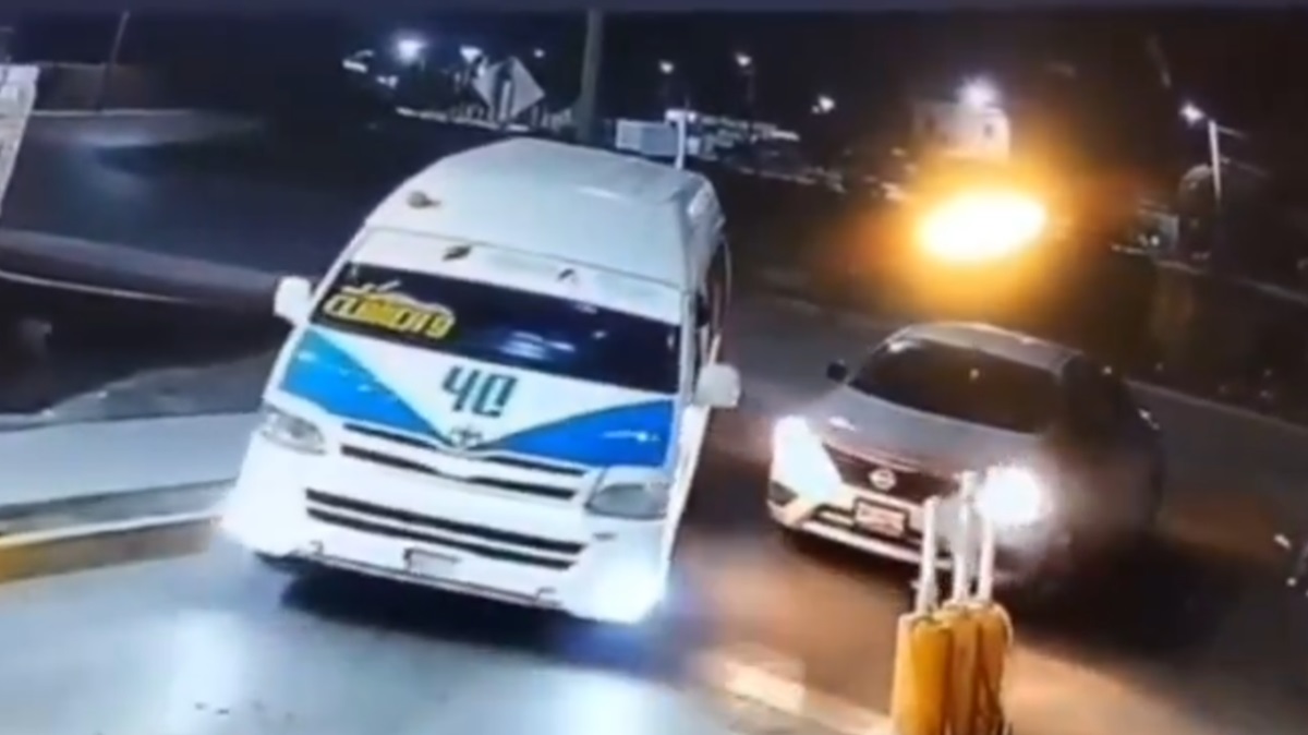 ¡Escándalo en Tehuacán! Conductor ebrio deja que menor maneje camión de pasajeros y provoca daños