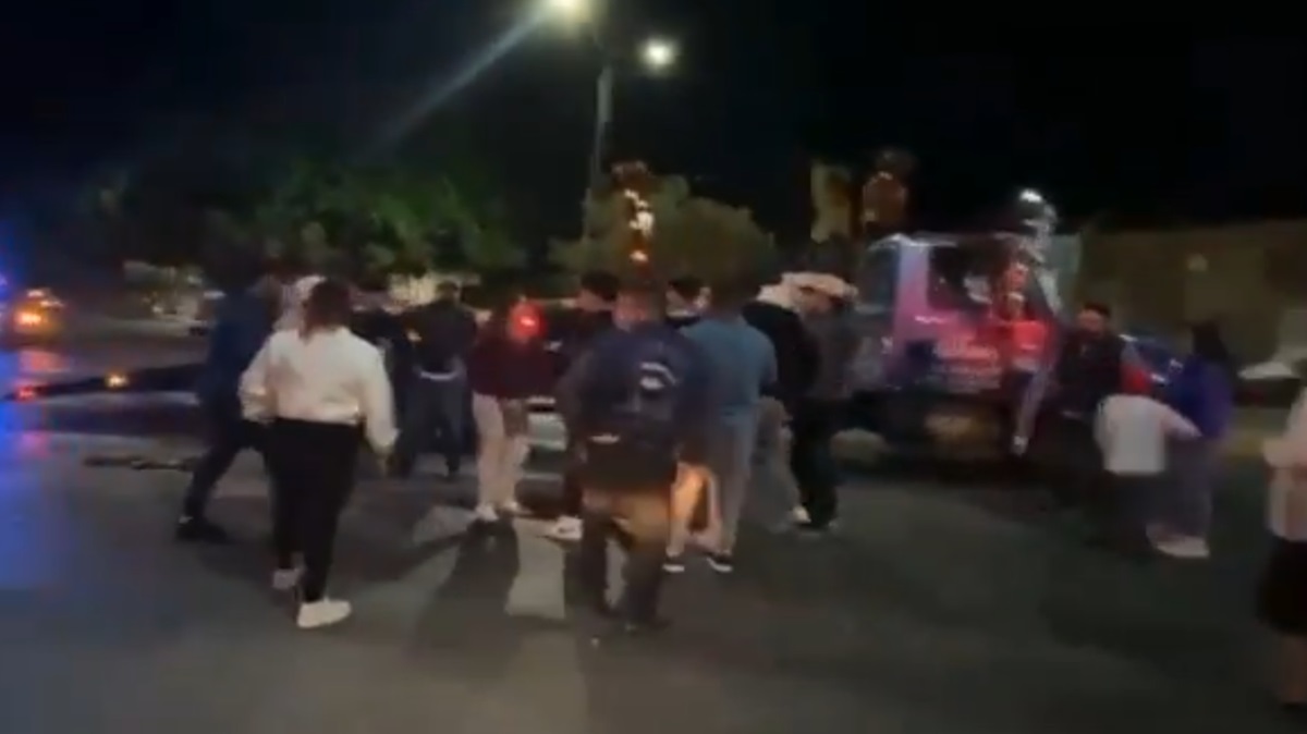 ¡Bronca campal en Tehuacán! Conductor ebrio provoca accidente y desata pelea callejera.