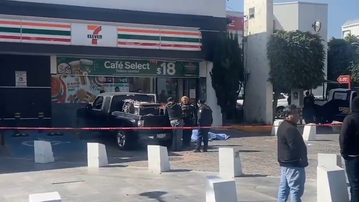 Lunes de tragedia: Hombre muere electrocutado mientras trabajaba en un 7-Eleven de la Avenida Juárez en Puebla.