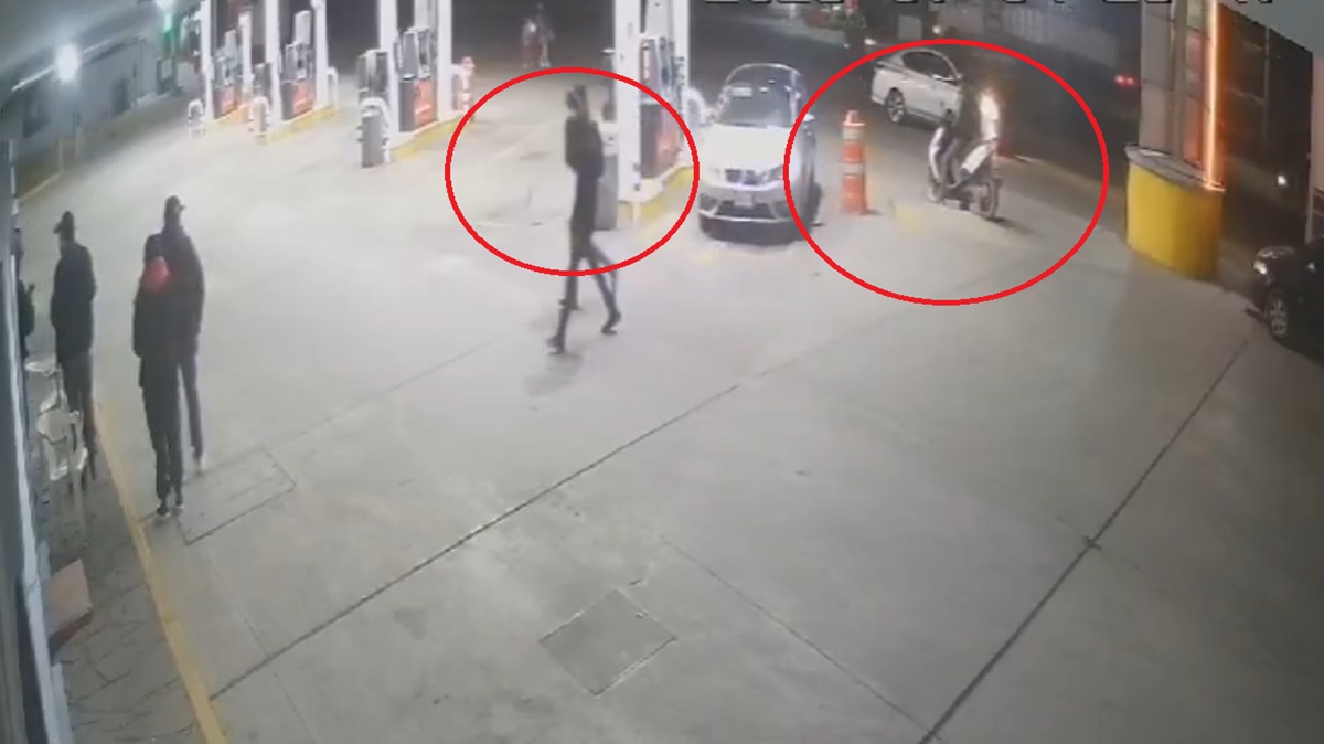¡Lunes de terror! VIDEO Tres sujetos armados asaltan gasolinera y hieren a policía en Puebla