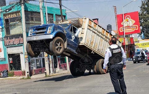 ¡Increíble! Tortón se levanta en dos llantas por exceso de peso en Puebla