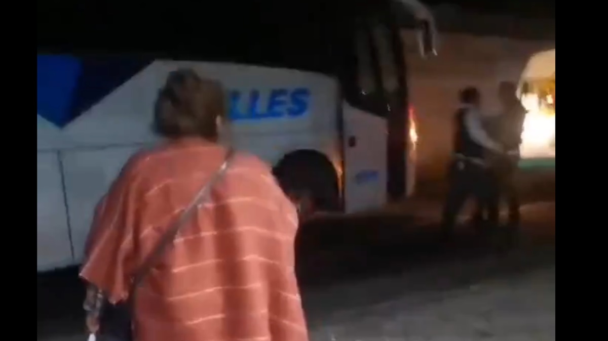 VIDEO Chofer de Ruta Valles Casi Provoca Accidente y se Pone Agresivo en Cuapiaxtla