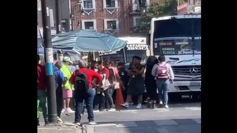 VIDEO Caos en el Centro de Puebla: Agresión con bate de beisból a Chofer de Transporte Público por Vendedores Ambulantes