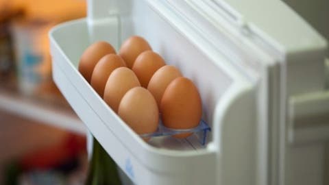 ¡Alerta! ¿Por qué no debes guardar los huevos en la puerta del refrigerador? Aquí te lo contamos