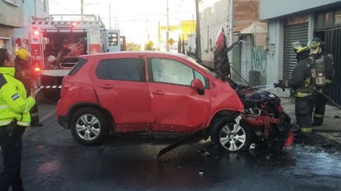 Accidente en la Calle 18 Oriente: Auto Incendiado Deja Dos Lesionados