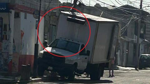 Camión de mudanzas choca contra poste y deja sin luz a vecinos de Naciones Unidas