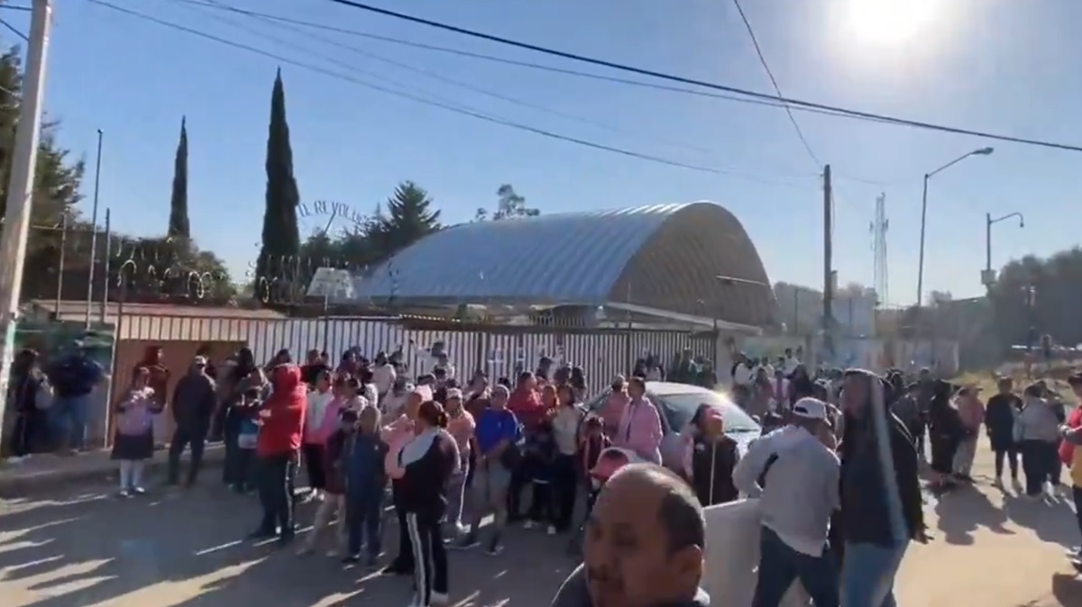 Padres toman primaria en Puebla; acusan a profesor de acoso