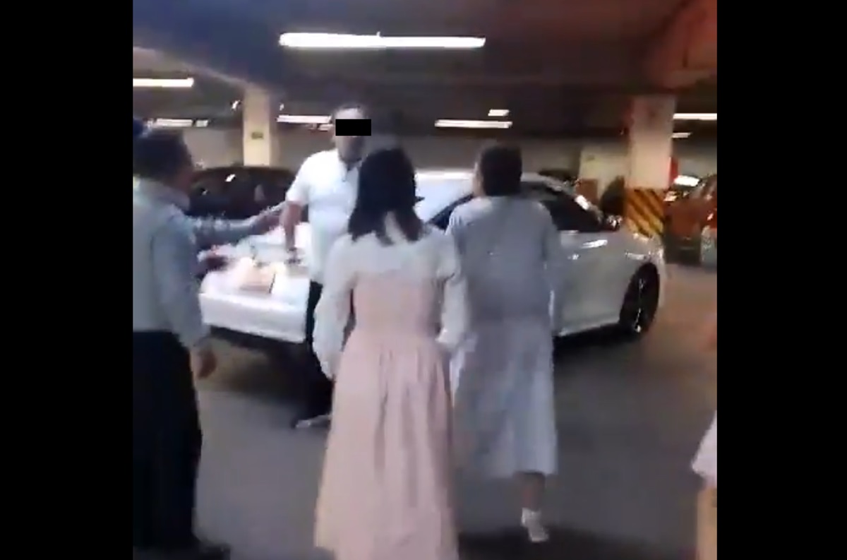 VIDEO ¡Indignante! Hombre agrede a embarazada y adulta mayor en plaza Vía San Ángel
