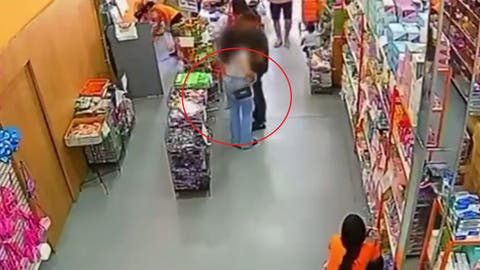 VIDEO Celular Explota en el Bolsillo de una Mujer mientras Hace Compras